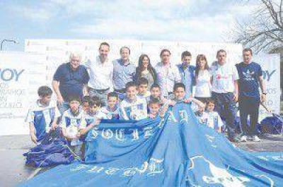 Mart�n entreg� kits deportivos para los chicos de 100 clubes