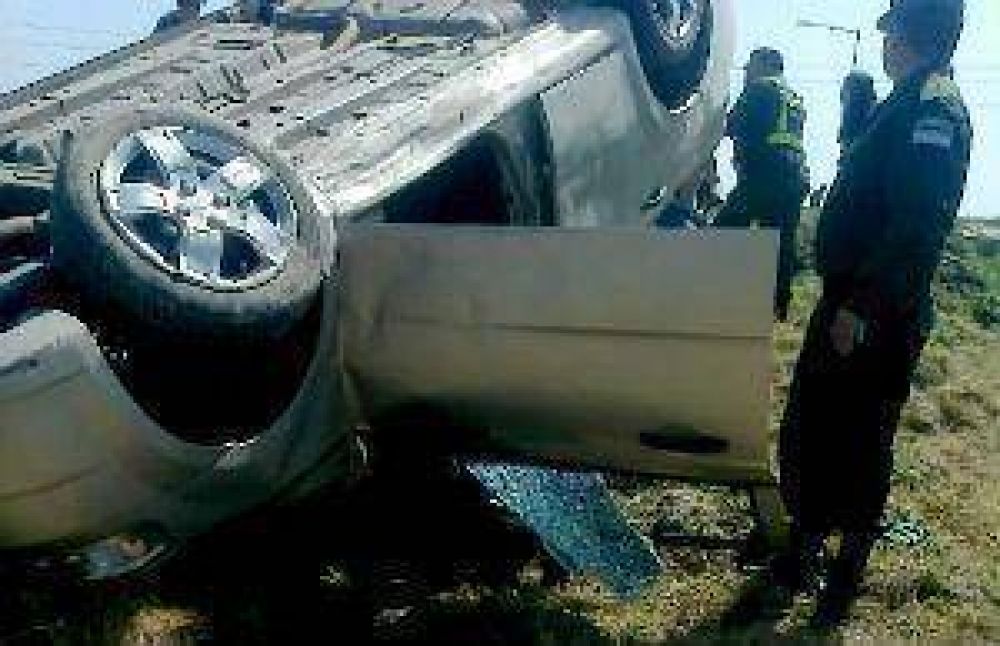 Espectacular vuelco sobre ruta 11