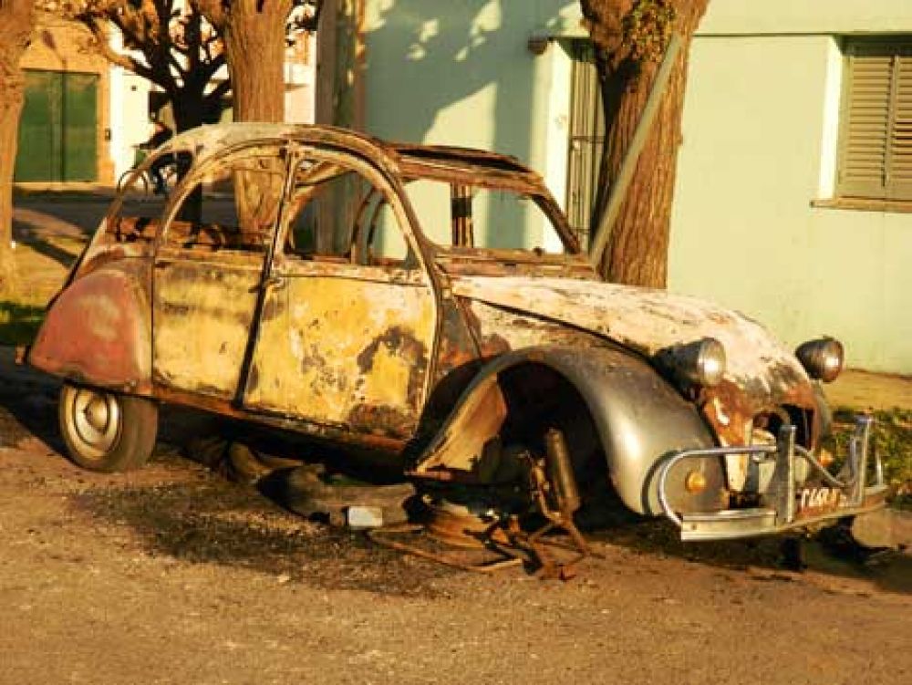 Habr�a sido intencional el incendio en un autom�vil 