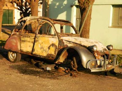 Habr�a sido intencional el incendio en un autom�vil 