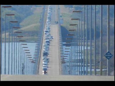 La Asamblea de Gualeguaych� march� al puente binacional en rechazo a otra planta