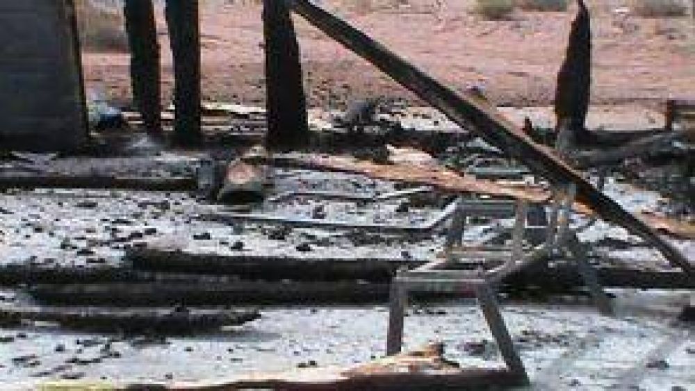 Grave denuncia en Neuqun: Mapuches acusan que les incendiaron una casa comunitaria