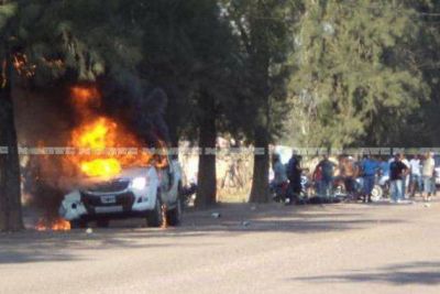 Choque, muerte y furia: incendian camioneta que atropell� y mat� a motociclista
