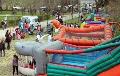 Mil chicos participaron de una tarde de juegos junto al r�o