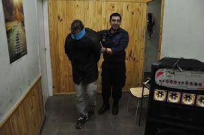  Aprovech� que su vecina no estaba, le rob� y cay�