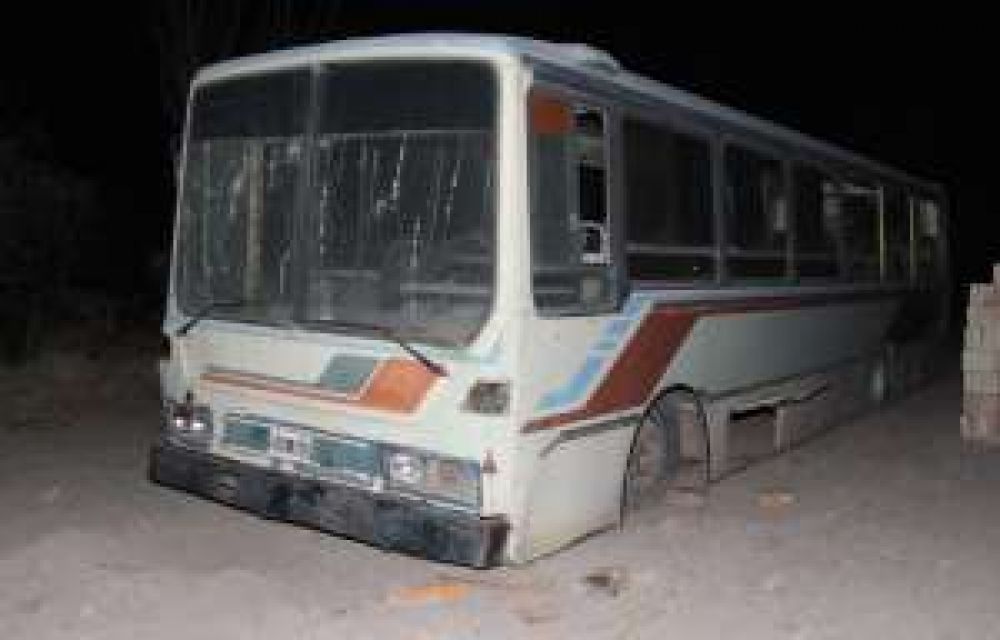 Un hombre grave al quedar aplastado bajo un colectivo