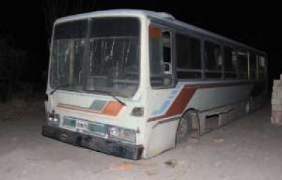 Un hombre grave al quedar aplastado bajo un colectivo