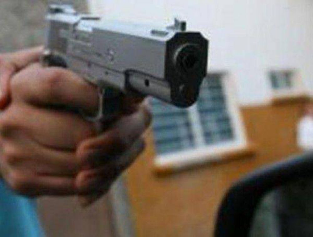 Un taxista recibi� un disparo en medio de un asalto
