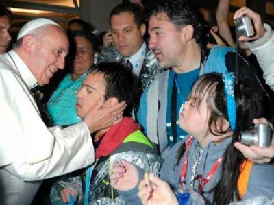Tres chicos de una escuela especial de Rosario fueron recibidos por el Papa Francisco