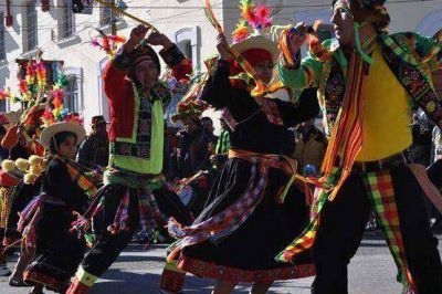 Colectividades festejaron el D�a del Migrante en el izamiento dominical