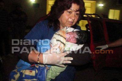 Dio a luz a su hija dentro de un auto en la puerta del hospital