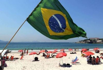 Presos por enterrar a un hombre con vida en la playa