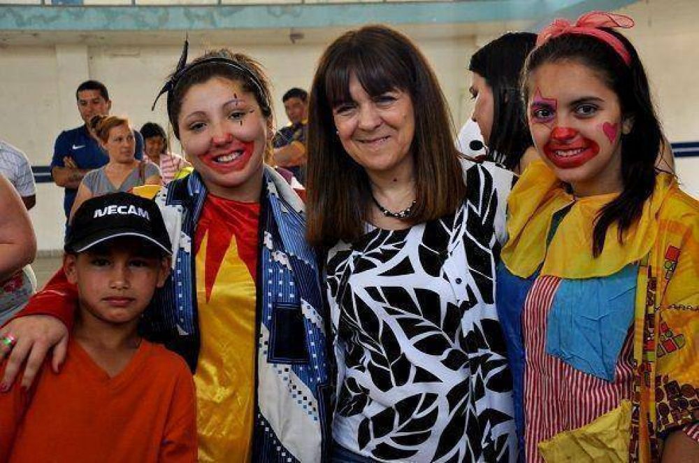 San Mart�n: Nancy Katopodis en actividades culturales y deportivas con chicos