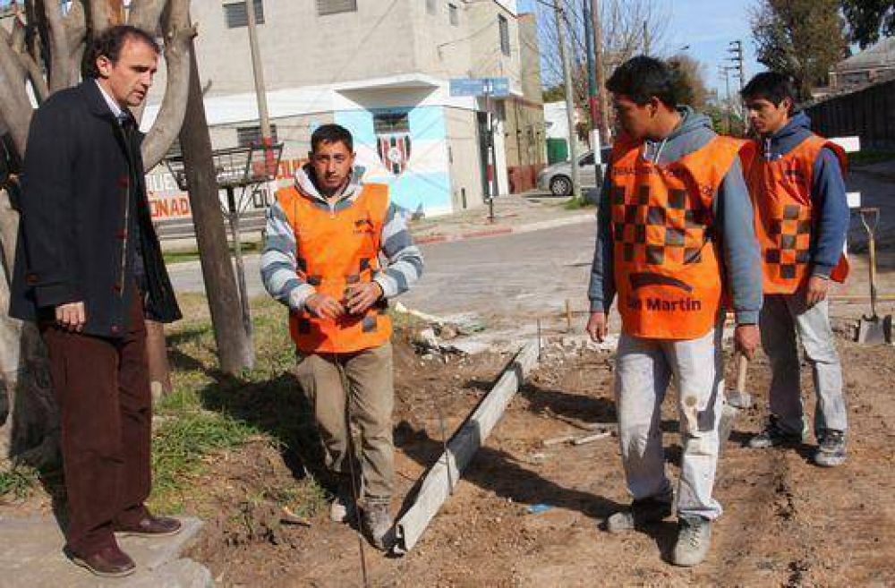 Katopodis celebr� la calle asfaltada n�mero 100 en el distrito