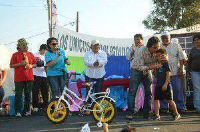 El gobernador Insfr�n acompa�� al diputado Adri�n Bogado en el agasajo a ni�os de La Colonia