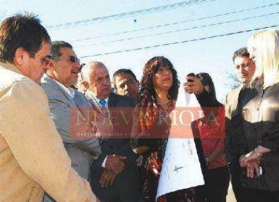 Recorrieron obras en un d�a de festejos en Nonogasta