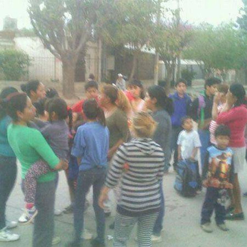 Padres se re�nen con polic�as ante la ola de inseguridad