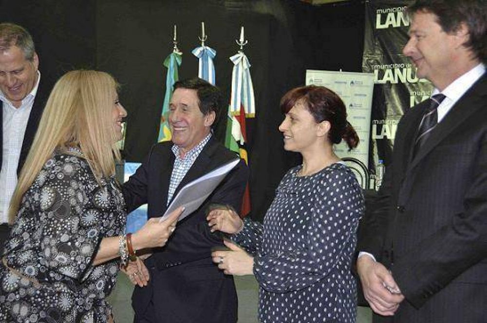 ENTREGA DE EQUIPAMIENTO EDUCATIVO, MOBILIARIO Y AULAS M�VILES DIGITALES