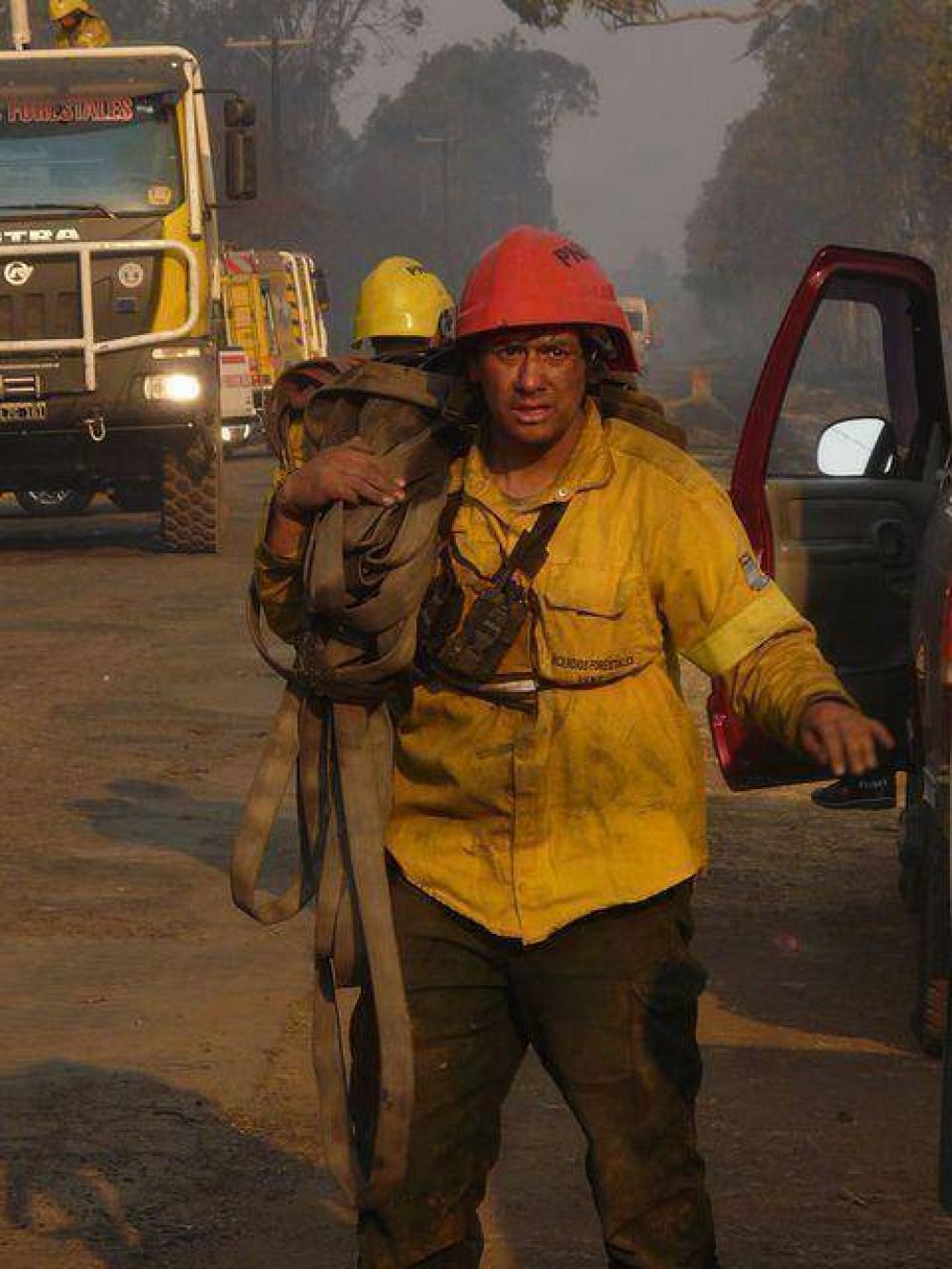 Intensa lucha contra el fuego en suburbios de San Salvador de Jujuy