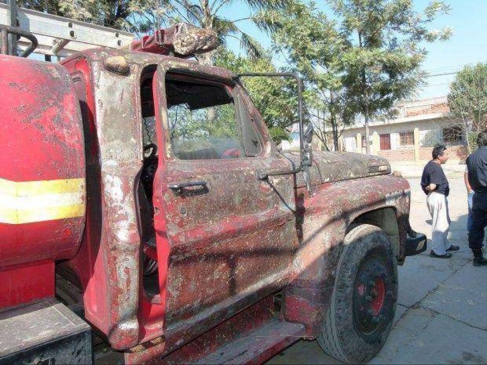 Uno de los bomberos a�n internado