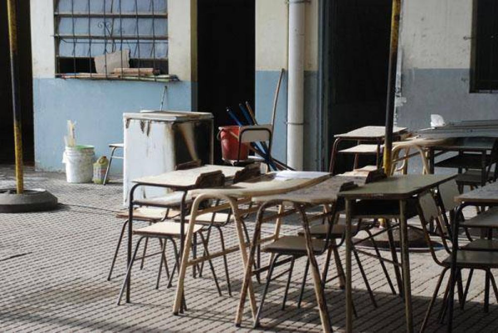 Se produjeron hechos de vandalismo en la Escuela N�4, frente a Plaza Italia