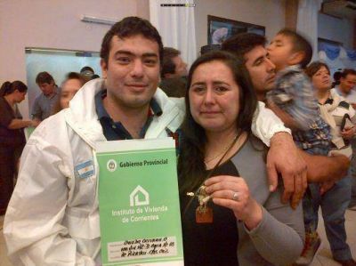 Profunda emoci�n de familias al recibir llaves de casas en Pirayu�