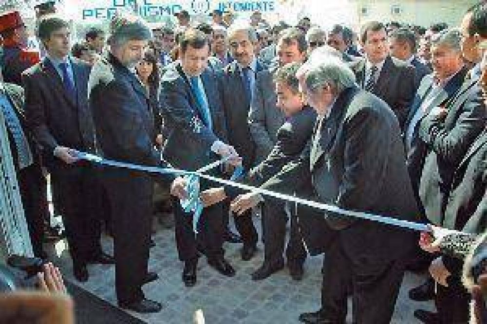 Zamora habilit� Centro Judicial en A�atuya y firm� convenio por obra de acueducto