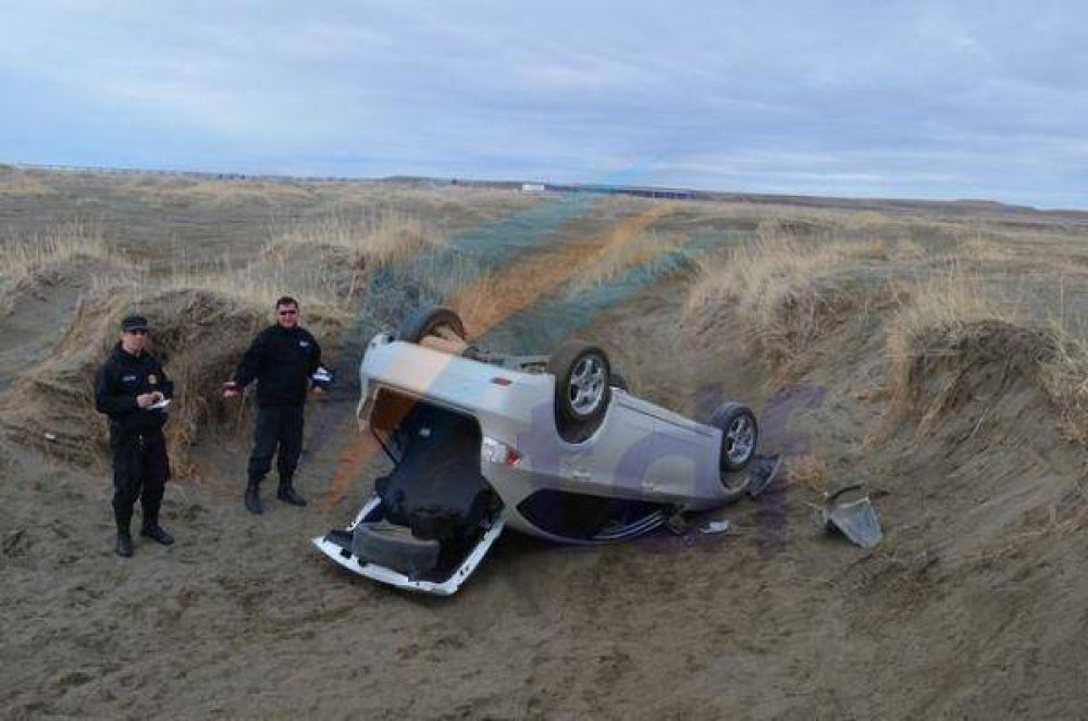 Automovilista volc� en circuito de motos en el cabo Domingo