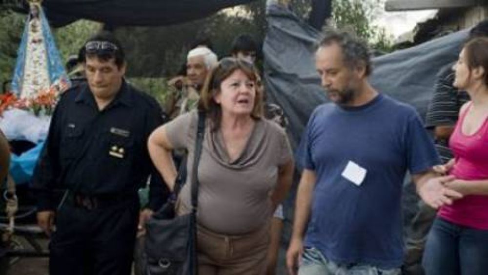 Amenaz� a la vecina y le peg� a su esposa, hija y a un polic�a
