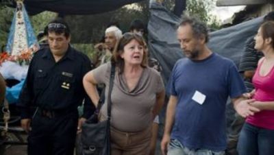 Amenaz� a la vecina y le peg� a su esposa, hija y a un polic�a