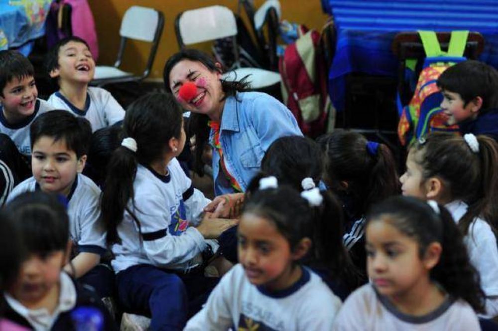 Los payasores se adue�an del aula y muestran que entre risas se aprende mejor