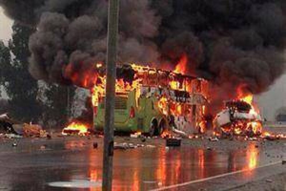 Tr�gico accidente en Chile entre un colectivo y un cami�n: hay muertos