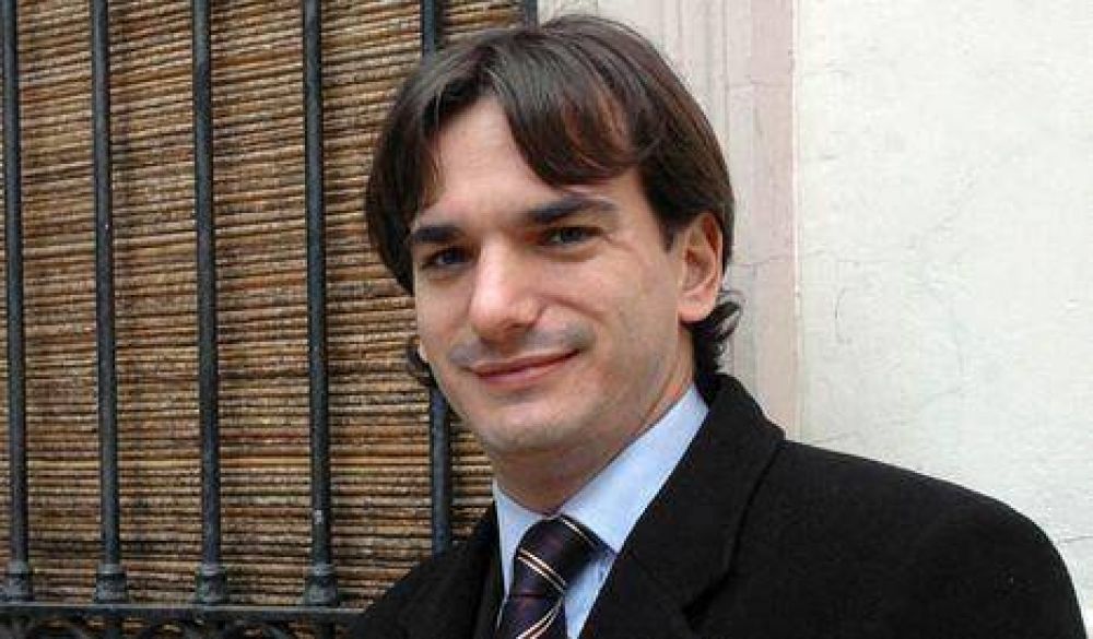 "Macri piensa que Massa se qued� con el futuro"