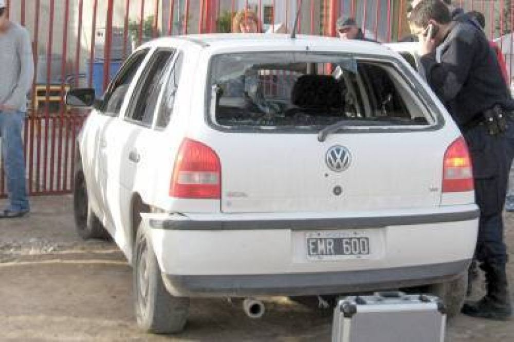 Ladrones se arrojan de auto y lo chocan contra vivienda por huir de la polic�a