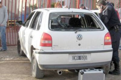 Ladrones se arrojan de auto y lo chocan contra vivienda por huir de la polic�a