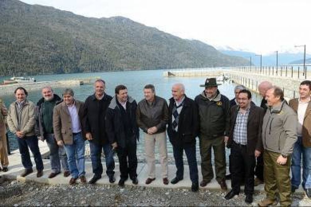Inauguran importante infraestructura portuaria para la integraci�n con Chile