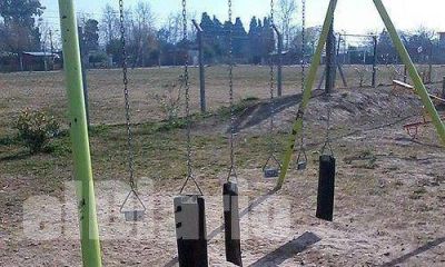 Deterioro y juegos rotos en una plaza inaugurada hace dos meses