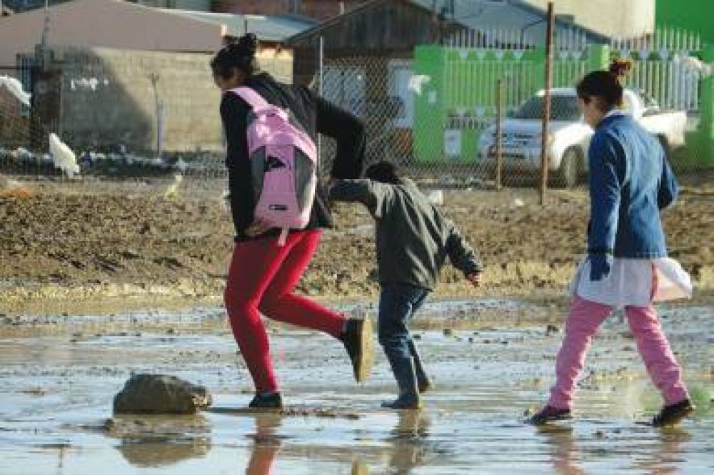 Necesidades que no llegan: los barrios sin asfalto y con baches