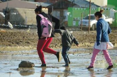 Necesidades que no llegan: los barrios sin asfalto y con baches