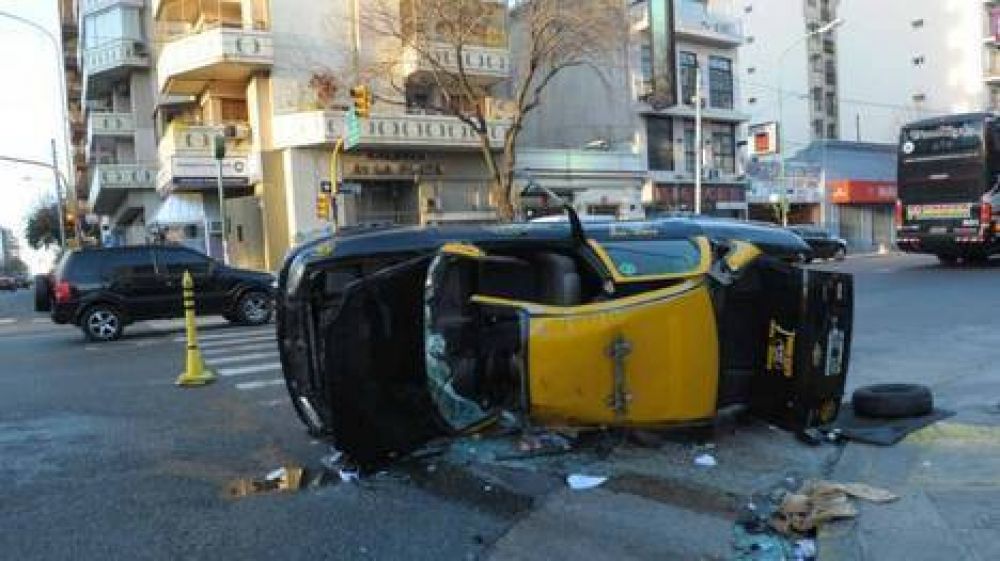 Choque y vuelco en Caballito: dos heridos