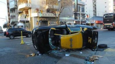 Choque y vuelco en Caballito: dos heridos