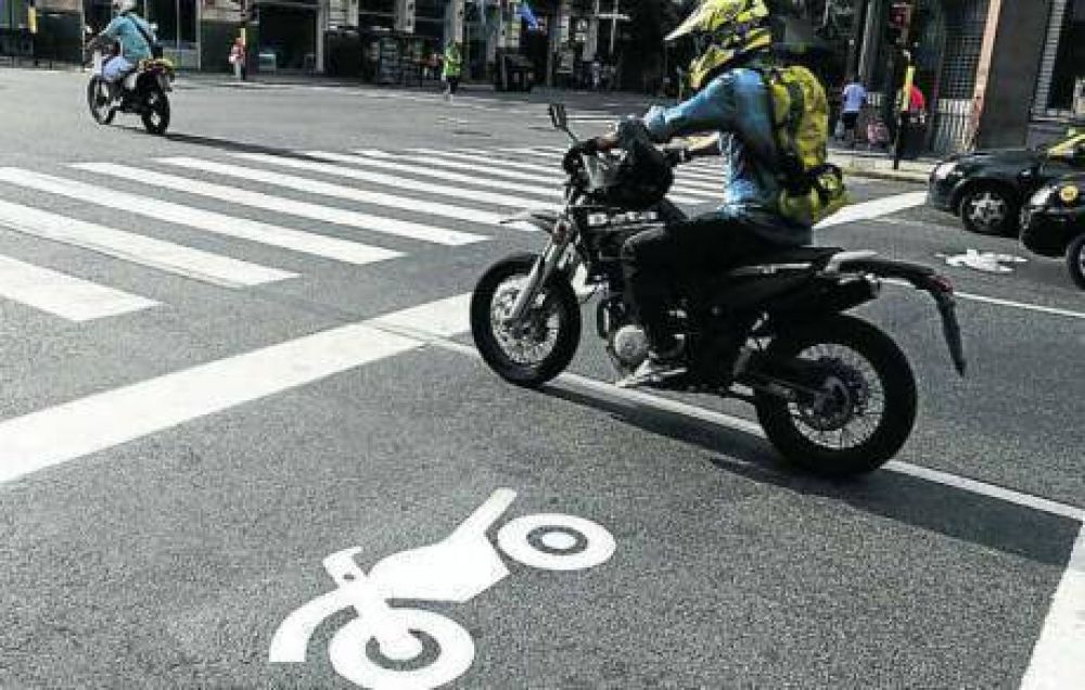 Nuevo orden en las esquinas: peat�n, moto y auto