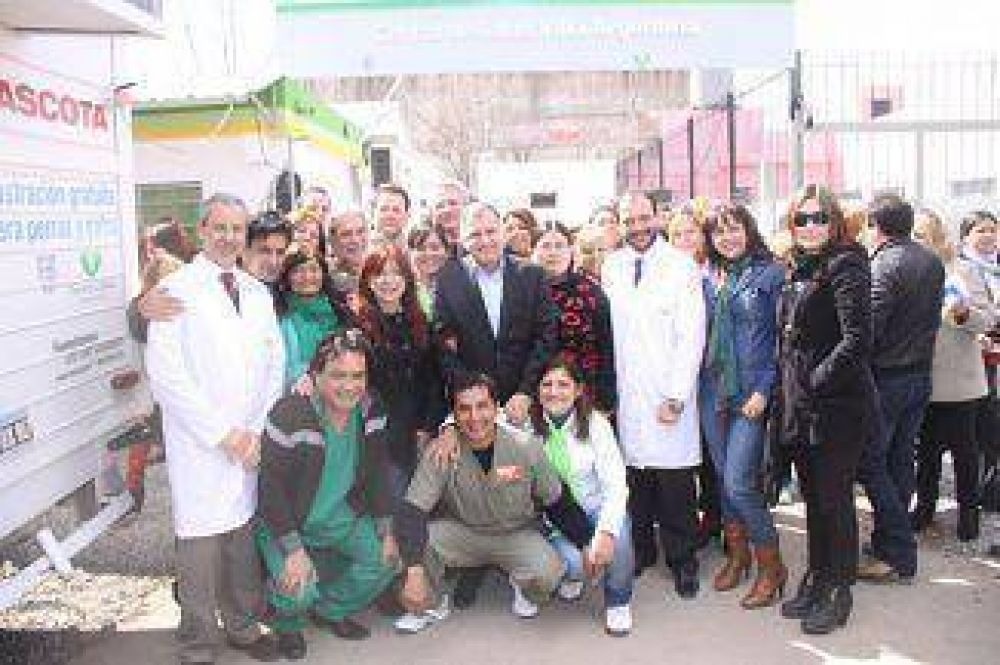 Julio Pereyra visit� las renovadas instalaciones del centro de salud de Villa Argentina