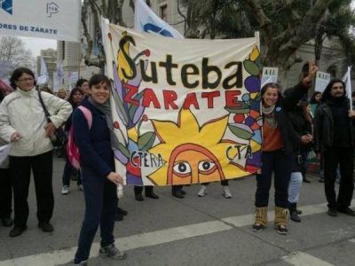 SUTEBA Z�rate junta firmas para reclamar asignaciones familiares