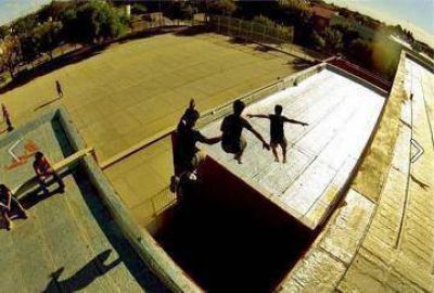 Peligroso juego de chicos en techos de una escuela