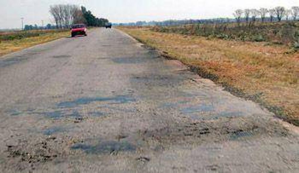 Anuncian la provisi�n de material para reparar rutas de la provincia
