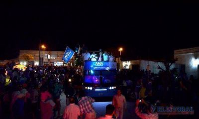 Caravana de Camau en el pago chico de Ricardo