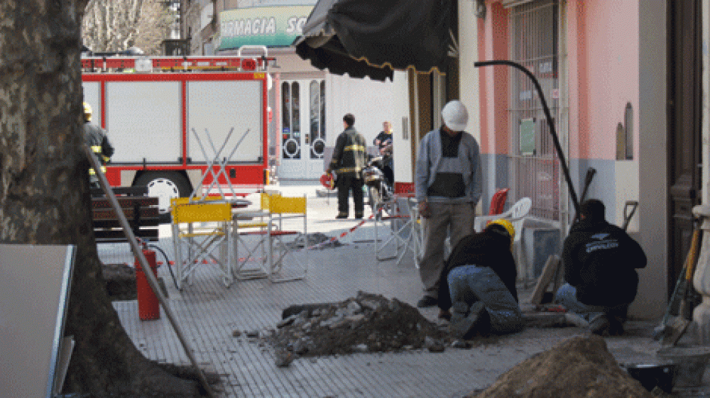 Rompen un ca�o de gas al hacer un pozo en la vereda y cercan la zona 