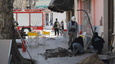 Rompen un ca�o de gas al hacer un pozo en la vereda y cercan la zona 