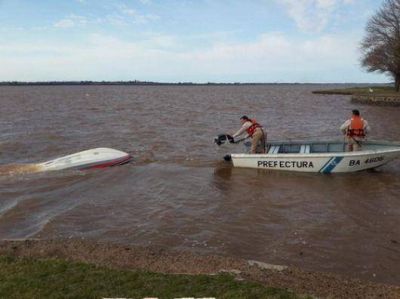 Rescatan a pescadores que cayeron al r�o al darse vuelta una lancha